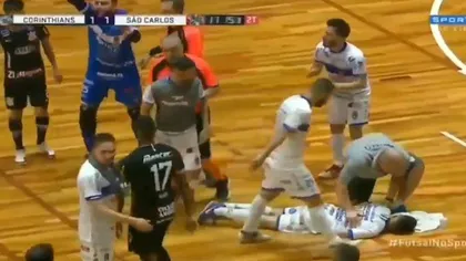 Jucător de futsal, făcut KO de un adversar, imagini şocante. E cea mai urâtă intrare din secolul 21 VIDEO