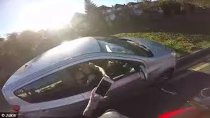 Gestul făcut de un motociclist care a fost lovit cu maşina. A devenit viral VIDEO