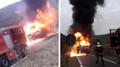 Un autobuz plin cu pasageri a luat foc pe şosea, în Covasna