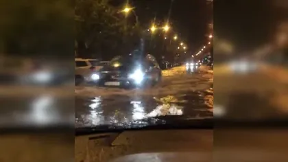 Vreme extremă în aproape toată ţara. Oraşe inundate şi localităţi rămase fără curent VIDEO