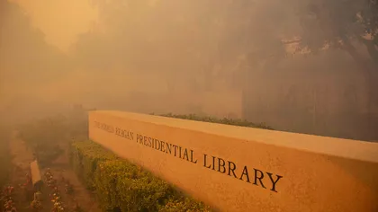 Incendiile din California: Biblioteca Prezidenţială Ronald Reagan, la un pas de a fi mistuită de foc. 30.000 de persoane, evacuate