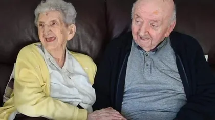 Dragoste de mamă: Are 98 de ani şi stă împreună cu fiul ei de 80 de ani. 