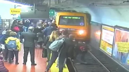 Incident ŞOCANT la metrou. O femeie a fost împinsă din greşeală pe şine VIDEO camere supraveghere
