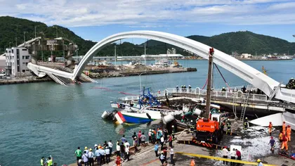 Un pod intens circulat s-a prăbuşit peste mai multe vase de pescuit, în Taiwan. Cel puţin 14 persoane au dispărut în apă VIDEO