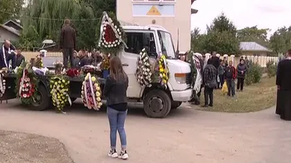 Şapte femei decedate în accidentul din Ialomiţa şi şoferul microbuzului, înmormântaţi. Imagini CUTREMURĂTOARE