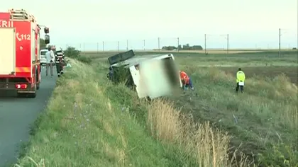 Autocar cu 46 de pasageri, răsturnat în câmp în Galaţi după un accident VIDEO