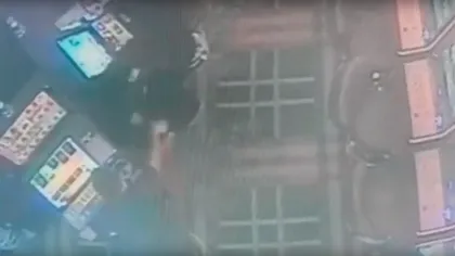 Cum se goleşte un aparat în câteva secunde! Un grup de hoţi profesionişti a băgat spaima în sălile de joc din România VIDEO