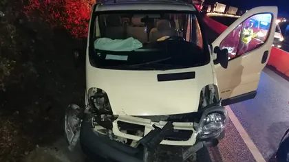 Accident cu nouă victime la Sibiu după ce un microbuz a lovit un cap de pod