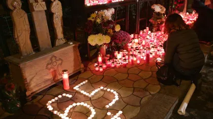 Marş în memoria victimelor de la Colectiv. Oamenii au aprins lumânări şi au adus flori la locul tragediei. S-a cerut demisia lui Arafat