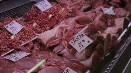 Carne posibil infestată cu pestă porcină, vândută românilor. Poliţia face anchetă