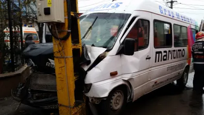 Accident teribil în Medgidia. Un microbuz cu călători a intrat într-un stâlp după ce s-a ciocnit de un autoturism: sunt cinci victime