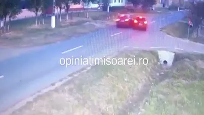 Un pieton a scăpat ca prin minune după acroşajul a două maşini. Accidentul a fost filmat VIDEO