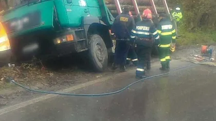 Accident CUMPLIT! Un camion cu lemne s-a răsturnat peste o femeie care mergea pe marginea drumului