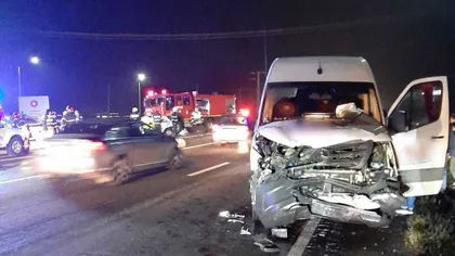 Accident grav pe DN1, un microbuz cu 20 de pasageri s-a lovit frontal de un autoturism