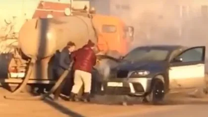 VIRALUL ANULUI. Un BMW X6 în flăcări a fost stins cu materiile fecale dintr-o vidanjă FOTO şi VIDEO
