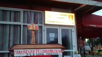 Coşciug, cruce şi lumânări pentru PSD, la uşa biroul senatorial al lui Carmen Dan din Teleorman
