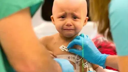 Imagini SFÂŞIETOARE cu un copil mistuit de cancer. O mamă arată prin ce clipe teribile a trecut fiica ei în timpul tratamentului
