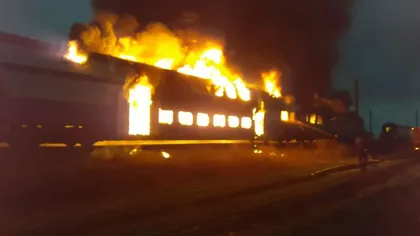Incendiu DEVASTATOR într-un tren de călători! Două vagoane au fost mistuite de flăcări în întregime