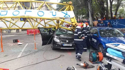 Tragedie în Bucureşti. Braţul unei macarale s-a prăbuşit peste o maşină în trafic FOTO