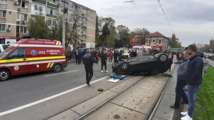 Accident grav cu 4 victime după ce o maşină s-a răsturnat în staţia de tramvai FOTO şi VIDEO