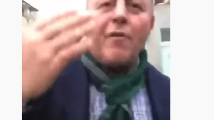 Reacţie golănească. Primarul din Balş, surprins în timp ce loveşte un tânăr pe stradă. Poliţia a deschis un dosar penal VIDEO
