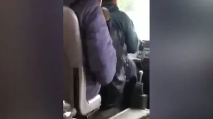 Înregistrare şocantă într-un autobuz din Craiova. Şoferul ţopăie, călătorii privesc îngroziţi