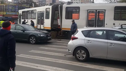 Un tramvai s-a rupt în două în Bucureşti, vineri dimineaţă
