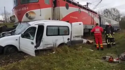 Trei răniţi, după ce un tren a lovit o maşină în Suceava