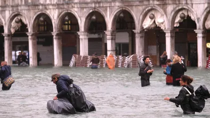 Inundaţii istorice în Veneţia: mareea a ajuns la 2 metri, cel mai ridicat flux din ultimii 50 de ani. Sunt valuri şi victime FOTO