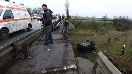 Accident grav la Valea Seacă. O maşină a căzut de pe pod după impactul violent cu alt automobil GALERIE FOTO