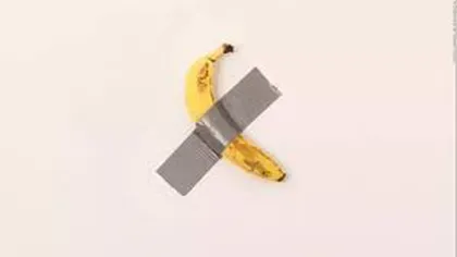 Banană lipită pe un perete, vândută cu 120.000 USD la o galerie de artă din Miami
