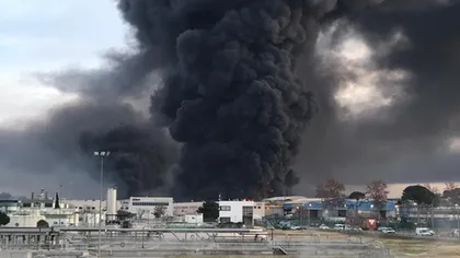 Incendiu la o uzină chimică în apropiere de Barcelona. Cerul s-a întunecat de nori groşi de fum GALERIE FOTO