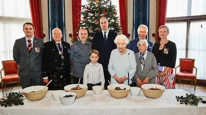 Regina Elisabeta a II a Marii Britanii și moștenitorii ei, la budinca tradițională de Crăciun