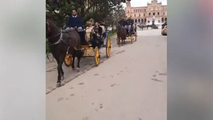 Interlopii români au făcut show la Sevilla. Mircea Nebunu s-a plimbat cu caleaşca şi lăutarii prin centrul oraşului VIDEO