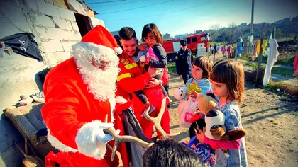 Minune de Crăciun, prima întâlnire cu Moşul pentru o familie de copii sărmani. Povestea micuţilor i-a impresionat pe pompieri FOTO