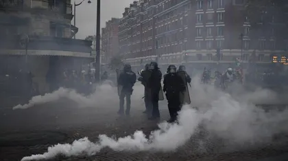 Poliţia franceză a lansat gaze lacrimogene împotriva protestatarilor VIDEO