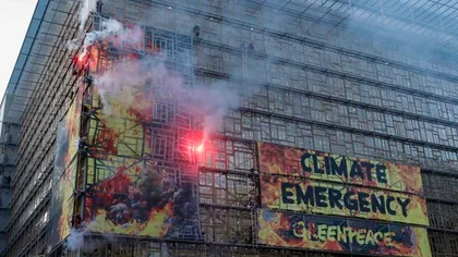 Protest pentru mediu: Sediul Consiliului European, evacuat de urgenţă, simbolic, în urma unui incendiu