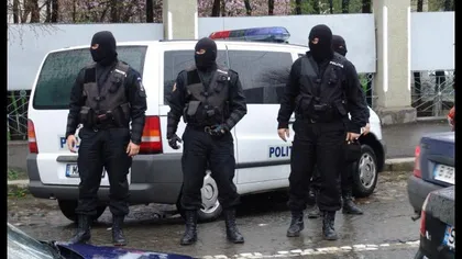 Şeful Serviciul Arme şi Explozivi din cadrul IPJ Caraş-Severin, comisarul Ştefan Radu, arestat alături de alte patru persoane