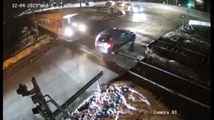 Un şofer care vorbea la telefon, la un pas să fie spulberat de tren. Imagini incredibile surprinse de camere, la Cluj VIDEO