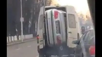 Imagini incredibile filmate la Rădăuţi. Au transportat o maşină cu duba VIDEO
