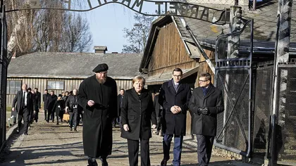 Angela Merkel, al treilea şef de Guvern german care vizitează lagărul de la Auschwitz, după Schimdt şi Khol