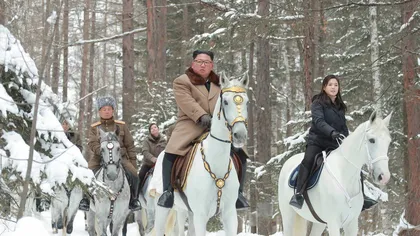 Kim Jong-un şi soţia sa, călare pe cai albi, spre Muntele Paektu, leagănul legendar al poporului nord-coreean