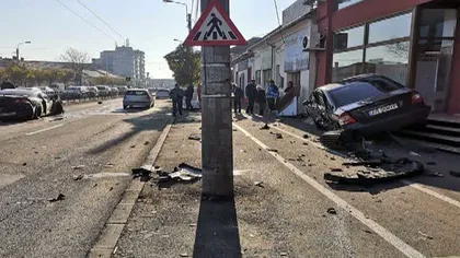 Accident grav în Timişoara: Un autoturism a fost proiectat în vitrina unui magazin