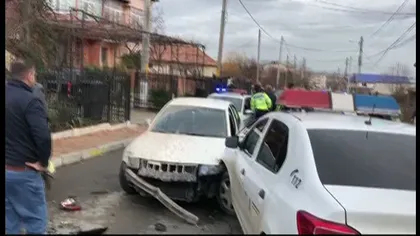 Şofer băut şi fără permis, urmărit în trafic de poliţişti. A fost prins după ce a lovit maşina de poliţie şi un autoturism parcat
