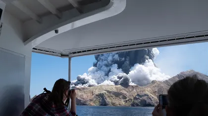 Vulcanul din Insula Albă a erupt. Sunt cel puţin şase morţi şi mai multe persoane sunt date dispărute VIDEO UPDATE