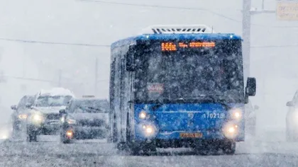 Ninsoare în autobuz, pasagerii călătoresc acoperiţi cu zăpadă. Imagini incredibile din transportul public VIDEO