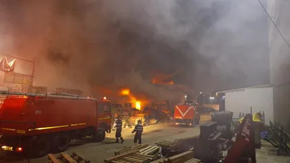 Incendiu violent în Bucureşti, populaţia informată prin Ro Alert. Pompierii au trimis 12 autospeciale FOTO şi VIDEO