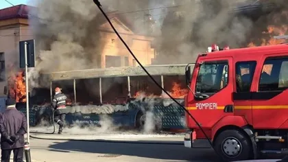 Un autobuz a luat foc în Craiova. Flăcările s-au extins la o casă VIDEO