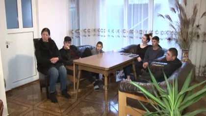 Emoţionant. Un cuplu din Prahova au devenit peste noapte părinţii a cinci fraţi orfani VIDEO