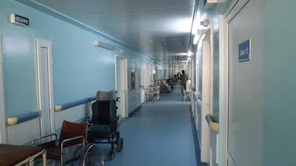 Bărbat gonit cu mătura pe holurile Spitalului Judeţean Reşiţa VIDEO
